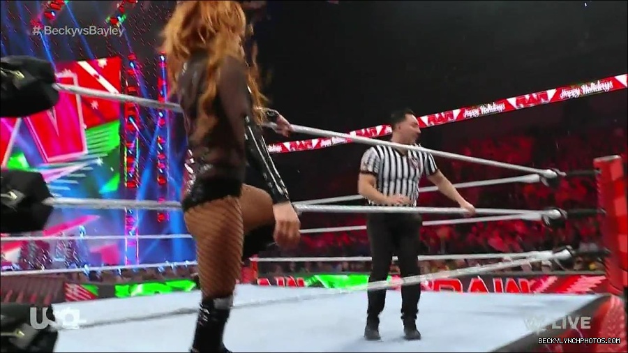 WWE_Monday_Night_Raw_2022_12_19_720p_HDTV_x264-NWCHD_mp4_005970368.jpg