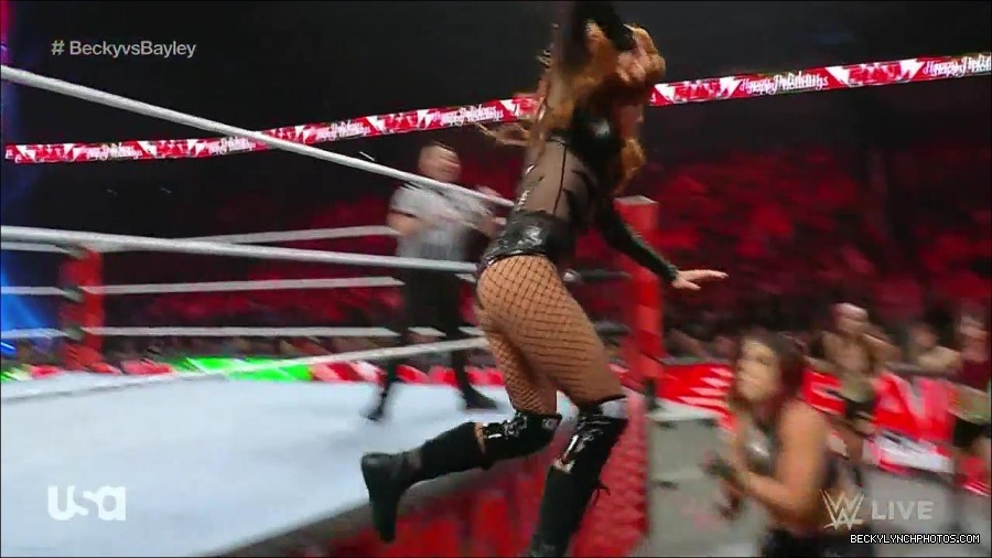 WWE_Monday_Night_Raw_2022_12_19_720p_HDTV_x264-NWCHD_mp4_005973171.jpg