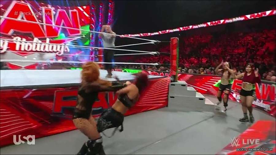 WWE_Monday_Night_Raw_2022_12_19_720p_HDTV_x264-NWCHD_mp4_005973572.jpg