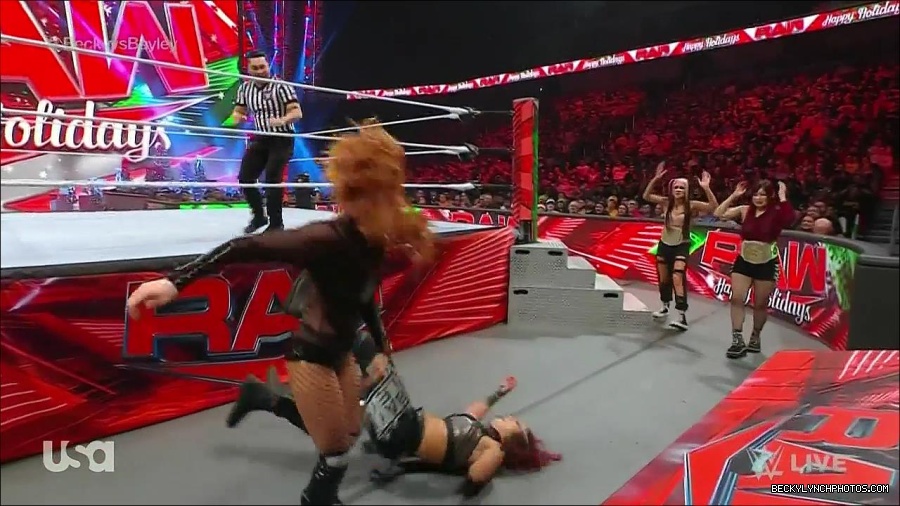 WWE_Monday_Night_Raw_2022_12_19_720p_HDTV_x264-NWCHD_mp4_005973972.jpg