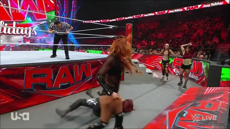 WWE_Monday_Night_Raw_2022_12_19_720p_HDTV_x264-NWCHD_mp4_005974372.jpg
