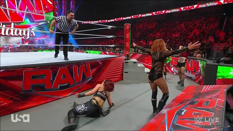 WWE_Monday_Night_Raw_2022_12_19_720p_HDTV_x264-NWCHD_mp4_005975574.jpg