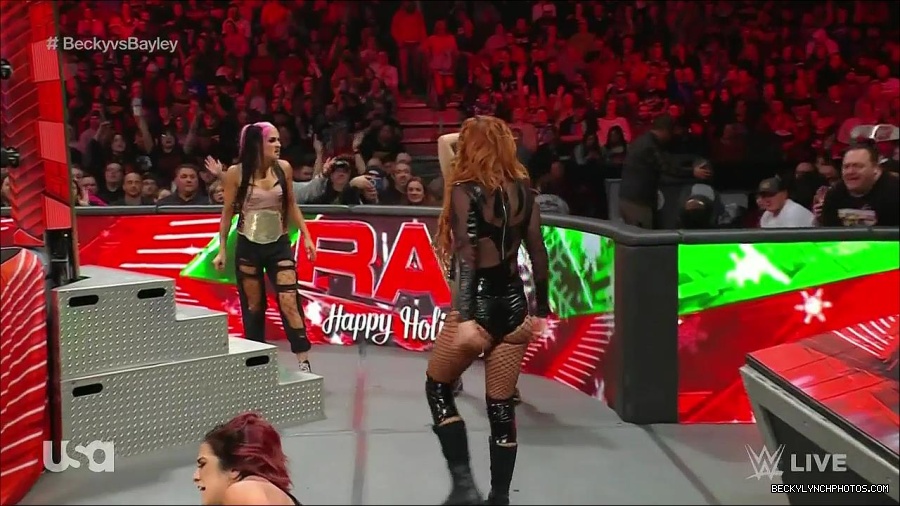 WWE_Monday_Night_Raw_2022_12_19_720p_HDTV_x264-NWCHD_mp4_005976374.jpg