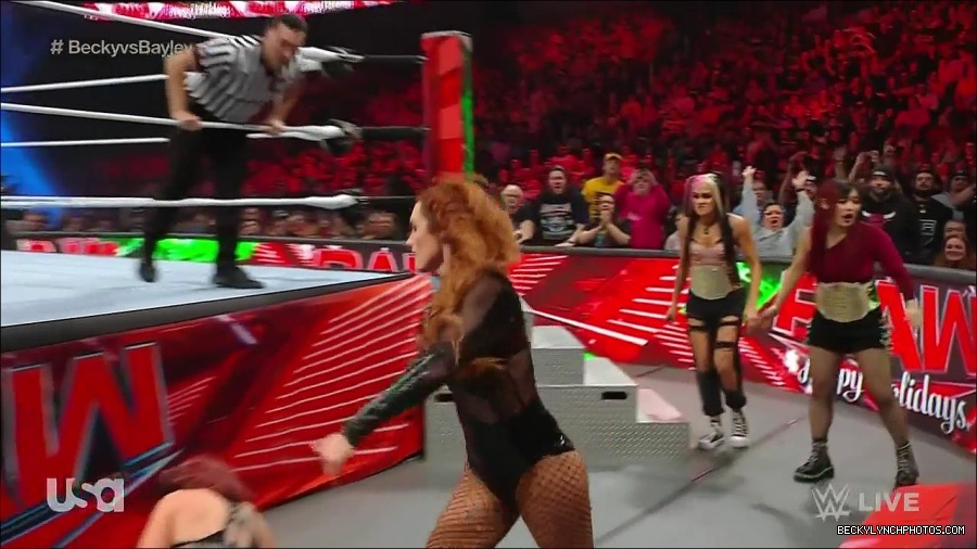 WWE_Monday_Night_Raw_2022_12_19_720p_HDTV_x264-NWCHD_mp4_005979578.jpg