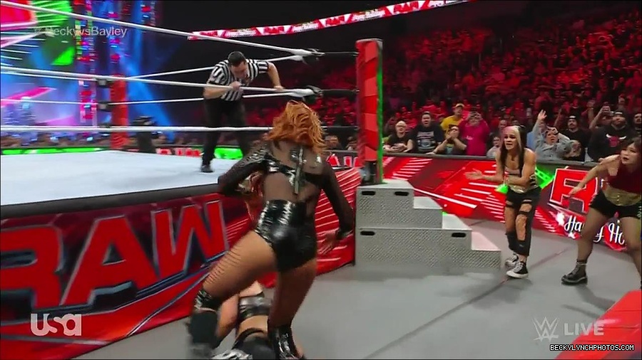 WWE_Monday_Night_Raw_2022_12_19_720p_HDTV_x264-NWCHD_mp4_005979978.jpg