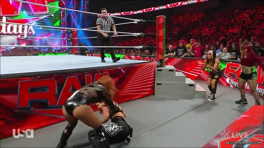 WWE_Monday_Night_Raw_2022_12_19_720p_HDTV_x264-NWCHD_mp4_005980378.jpg