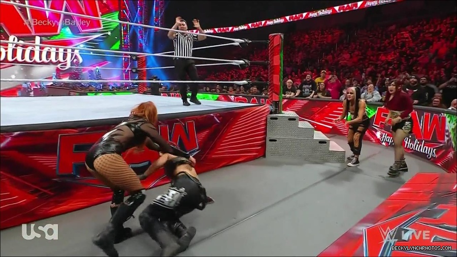 WWE_Monday_Night_Raw_2022_12_19_720p_HDTV_x264-NWCHD_mp4_005980779.jpg