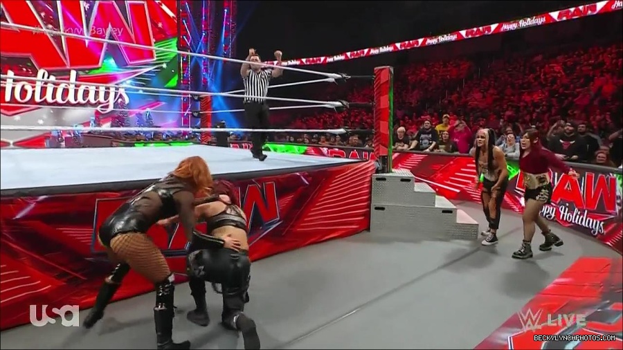 WWE_Monday_Night_Raw_2022_12_19_720p_HDTV_x264-NWCHD_mp4_005981179.jpg