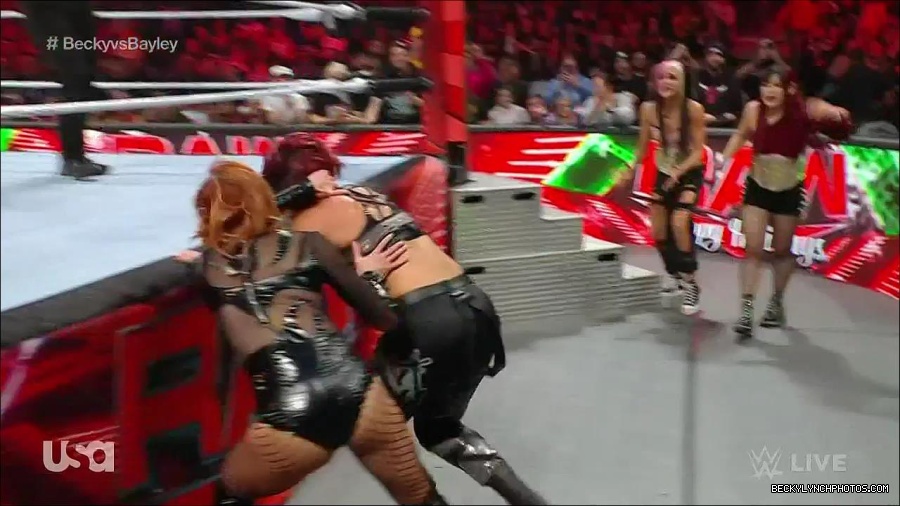 WWE_Monday_Night_Raw_2022_12_19_720p_HDTV_x264-NWCHD_mp4_005981580.jpg
