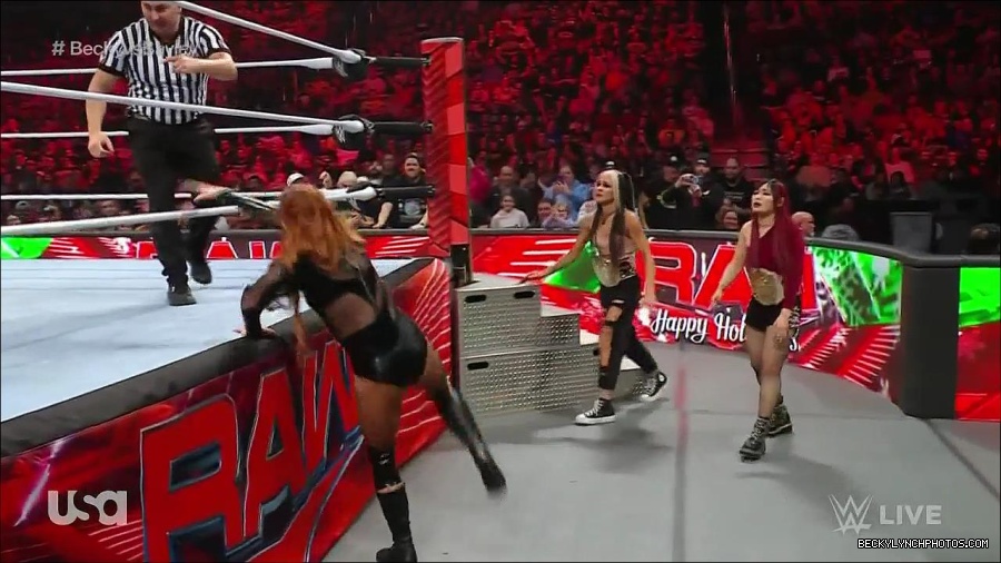 WWE_Monday_Night_Raw_2022_12_19_720p_HDTV_x264-NWCHD_mp4_005983582.jpg