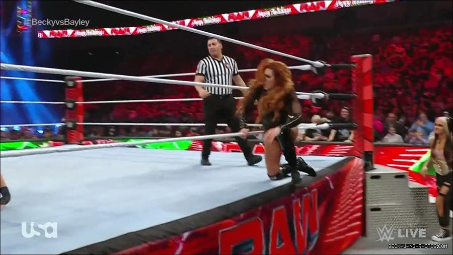 WWE_Monday_Night_Raw_2022_12_19_720p_HDTV_x264-NWCHD_mp4_005984382.jpg