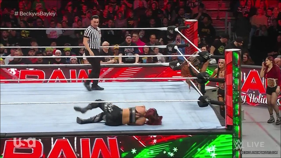 WWE_Monday_Night_Raw_2022_12_19_720p_HDTV_x264-NWCHD_mp4_005985183.jpg