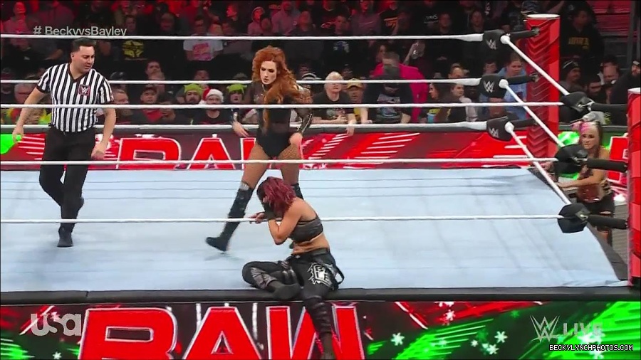 WWE_Monday_Night_Raw_2022_12_19_720p_HDTV_x264-NWCHD_mp4_005987586.jpg