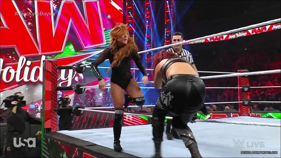 WWE_Monday_Night_Raw_2022_12_19_720p_HDTV_x264-NWCHD_mp4_005989588.jpg
