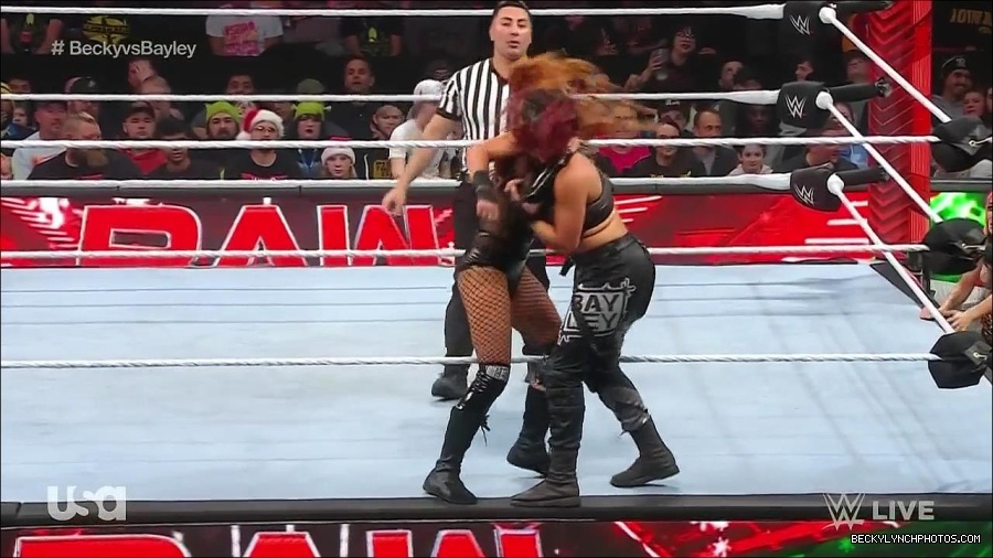 WWE_Monday_Night_Raw_2022_12_19_720p_HDTV_x264-NWCHD_mp4_005991590.jpg