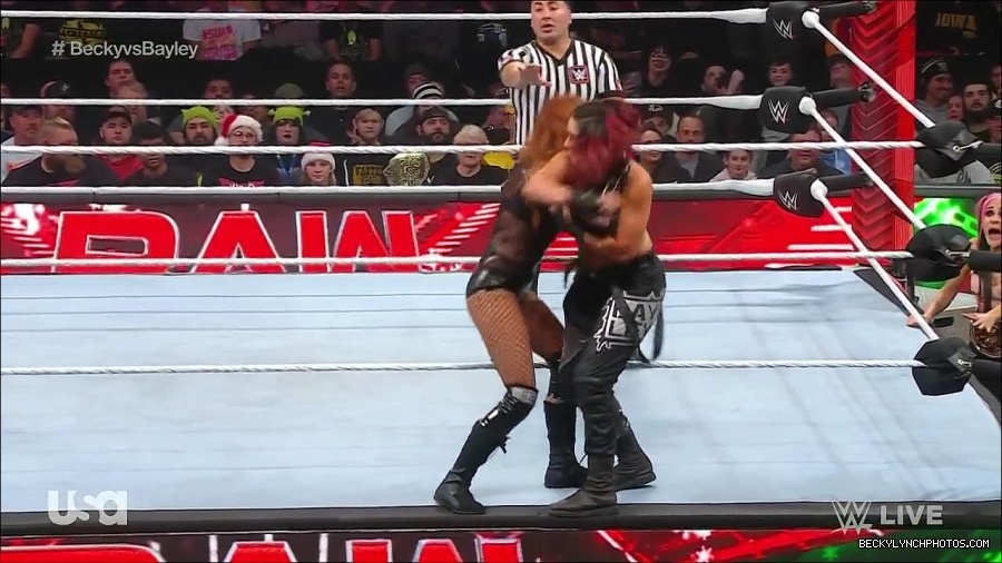 WWE_Monday_Night_Raw_2022_12_19_720p_HDTV_x264-NWCHD_mp4_005992390.jpg