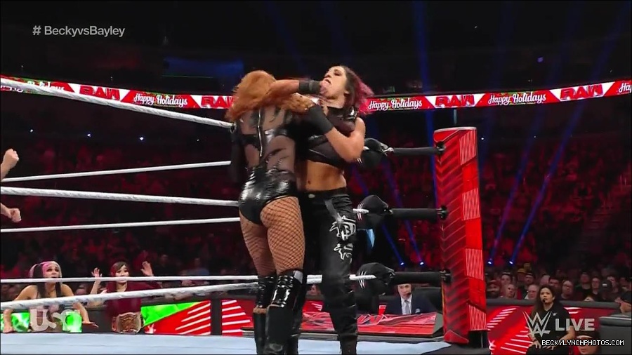 WWE_Monday_Night_Raw_2022_12_19_720p_HDTV_x264-NWCHD_mp4_005992791.jpg