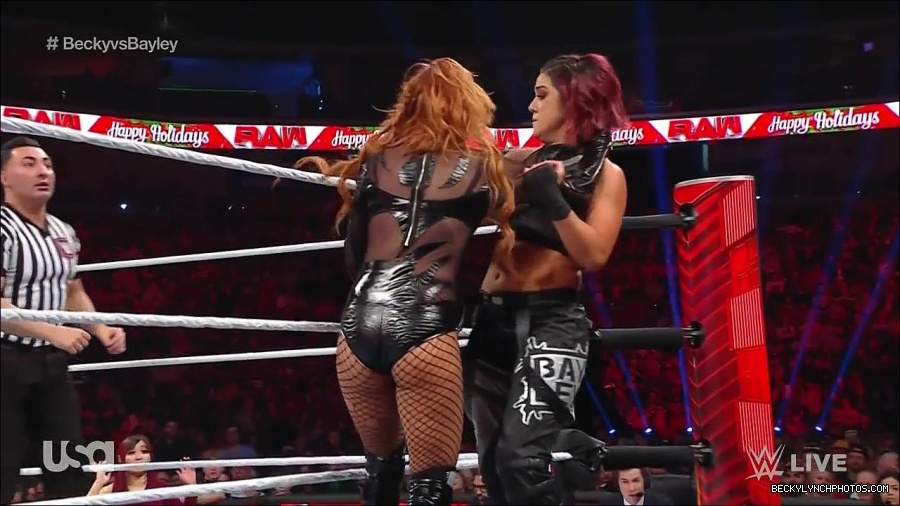 WWE_Monday_Night_Raw_2022_12_19_720p_HDTV_x264-NWCHD_mp4_005993592.jpg