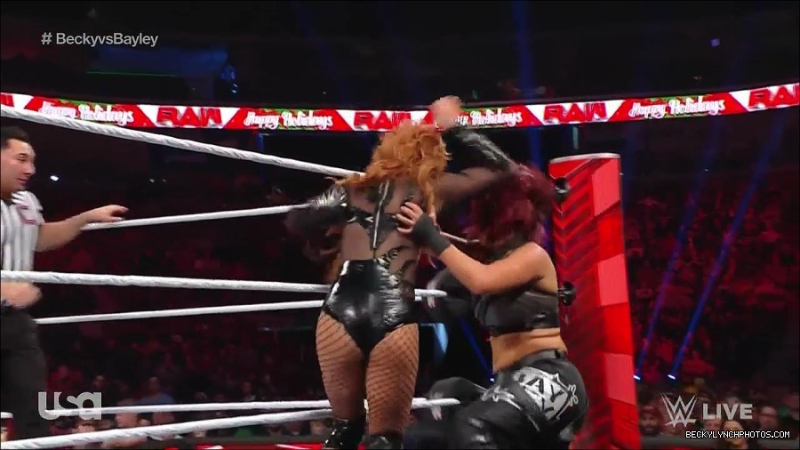WWE_Monday_Night_Raw_2022_12_19_720p_HDTV_x264-NWCHD_mp4_005994392.jpg
