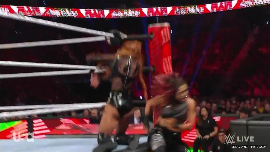WWE_Monday_Night_Raw_2022_12_19_720p_HDTV_x264-NWCHD_mp4_005994793.jpg