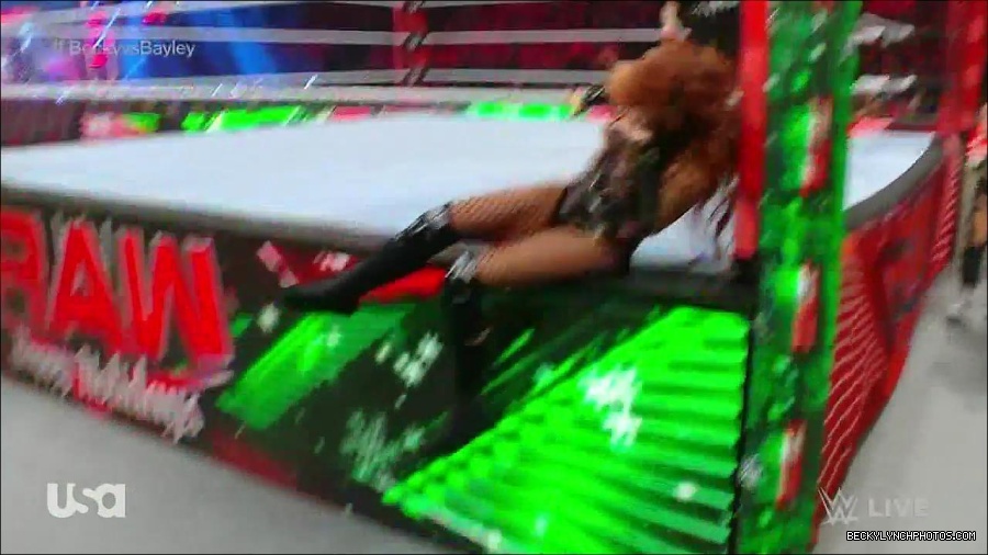 WWE_Monday_Night_Raw_2022_12_19_720p_HDTV_x264-NWCHD_mp4_005995994.jpg