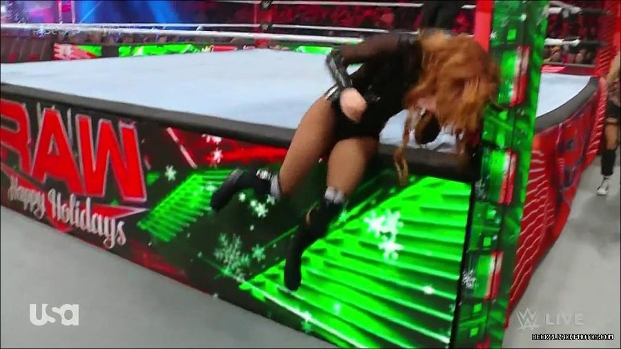 WWE_Monday_Night_Raw_2022_12_19_720p_HDTV_x264-NWCHD_mp4_005996394.jpg