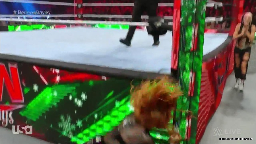 WWE_Monday_Night_Raw_2022_12_19_720p_HDTV_x264-NWCHD_mp4_005996795.jpg
