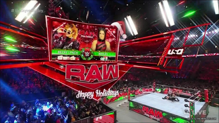 WWE_Monday_Night_Raw_2022_12_19_720p_HDTV_x264-NWCHD_mp4_006007906.jpg