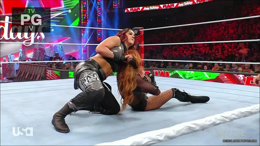 WWE_Monday_Night_Raw_2022_12_19_720p_HDTV_x264-NWCHD_mp4_006015914.jpg