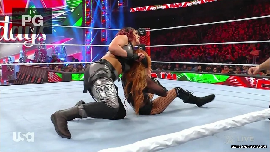 WWE_Monday_Night_Raw_2022_12_19_720p_HDTV_x264-NWCHD_mp4_006016315.jpg