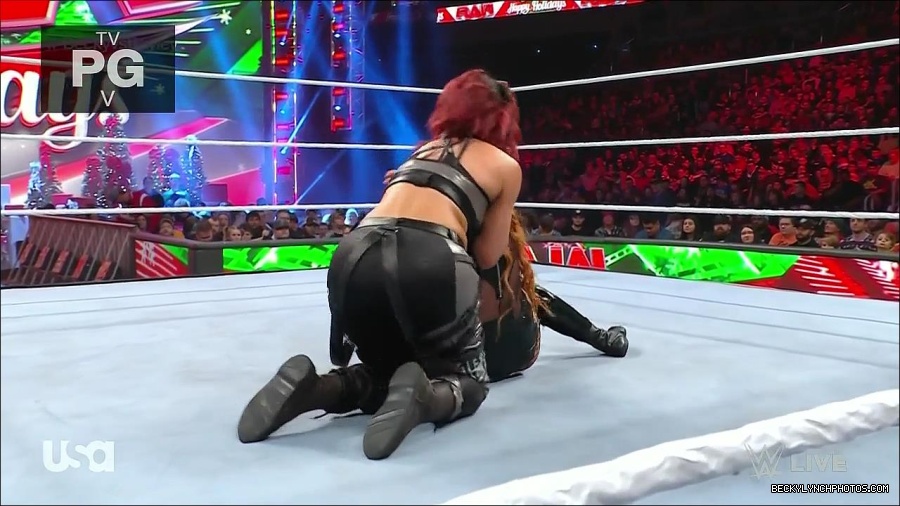 WWE_Monday_Night_Raw_2022_12_19_720p_HDTV_x264-NWCHD_mp4_006018317.jpg