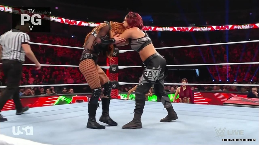 WWE_Monday_Night_Raw_2022_12_19_720p_HDTV_x264-NWCHD_mp4_006022721.jpg