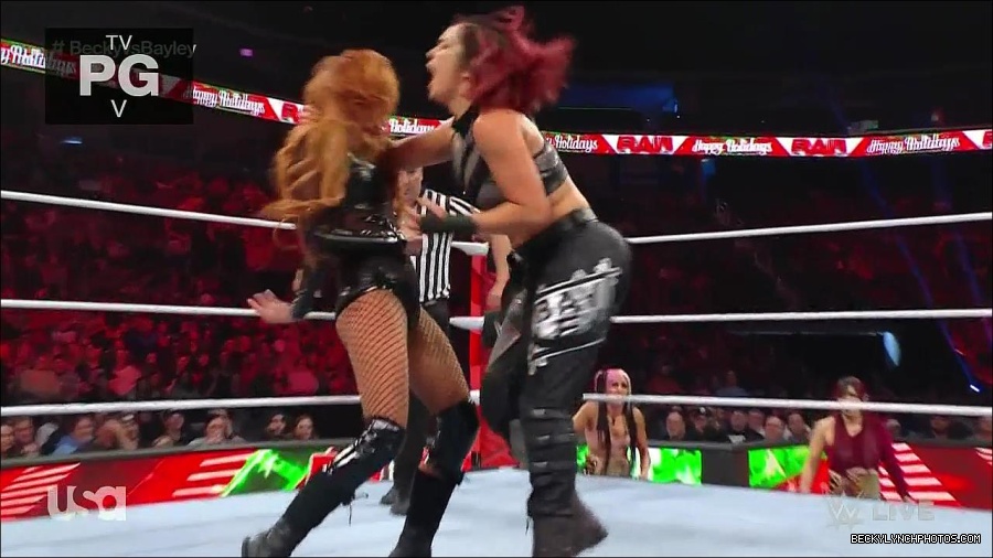 WWE_Monday_Night_Raw_2022_12_19_720p_HDTV_x264-NWCHD_mp4_006024323.jpg