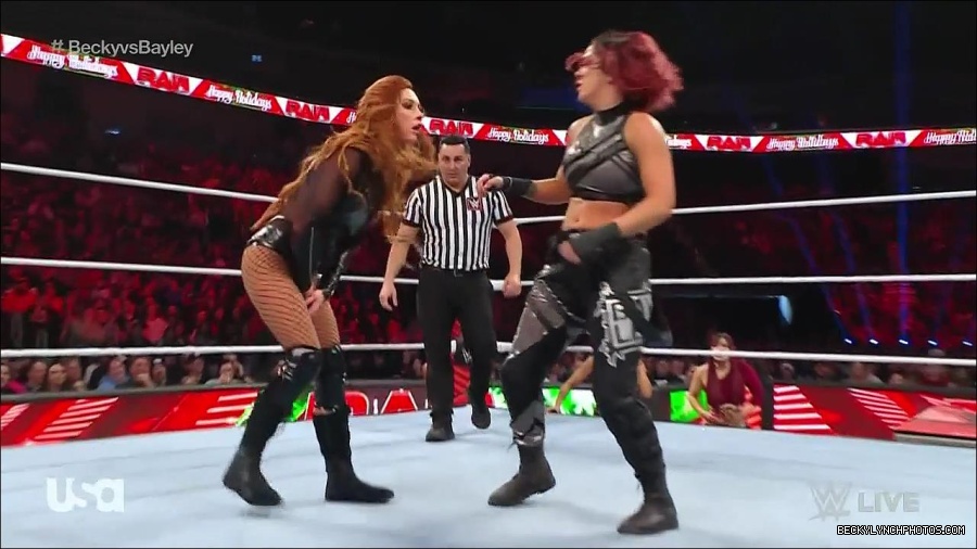 WWE_Monday_Night_Raw_2022_12_19_720p_HDTV_x264-NWCHD_mp4_006026325.jpg