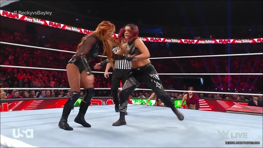 WWE_Monday_Night_Raw_2022_12_19_720p_HDTV_x264-NWCHD_mp4_006027126.jpg