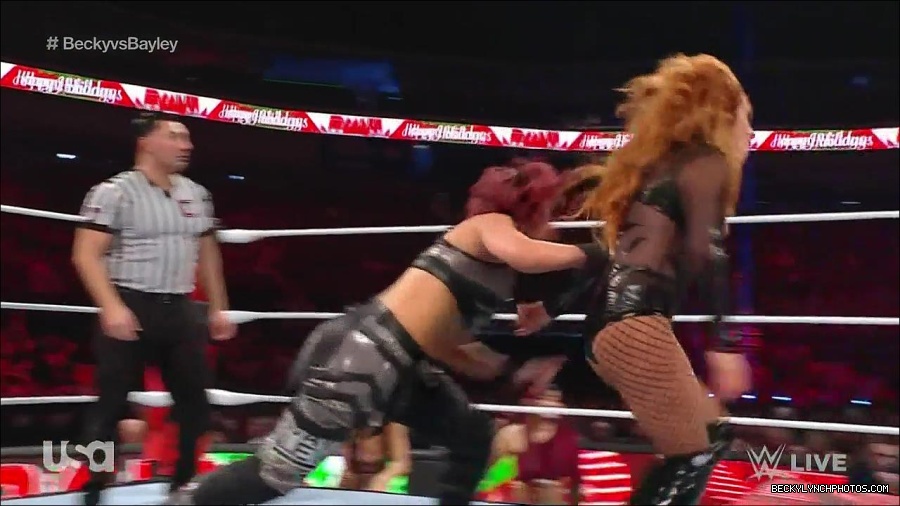WWE_Monday_Night_Raw_2022_12_19_720p_HDTV_x264-NWCHD_mp4_006027926.jpg