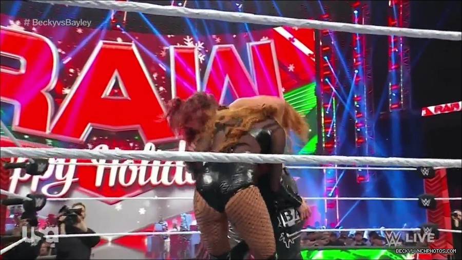 WWE_Monday_Night_Raw_2022_12_19_720p_HDTV_x264-NWCHD_mp4_006029928.jpg