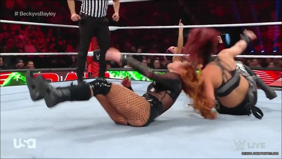 WWE_Monday_Night_Raw_2022_12_19_720p_HDTV_x264-NWCHD_mp4_006032331.jpg