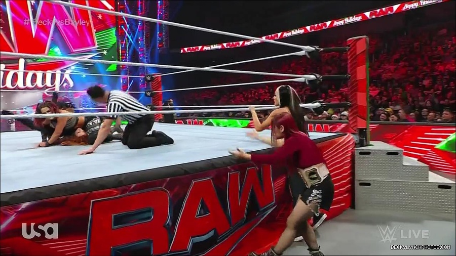 WWE_Monday_Night_Raw_2022_12_19_720p_HDTV_x264-NWCHD_mp4_006035534.jpg