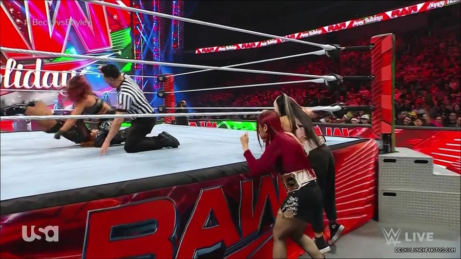 WWE_Monday_Night_Raw_2022_12_19_720p_HDTV_x264-NWCHD_mp4_006035934.jpg