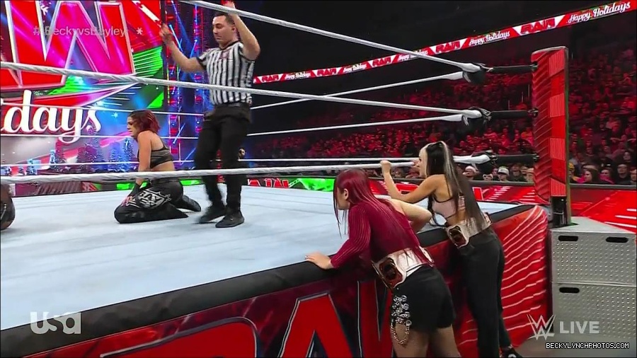 WWE_Monday_Night_Raw_2022_12_19_720p_HDTV_x264-NWCHD_mp4_006037536.jpg