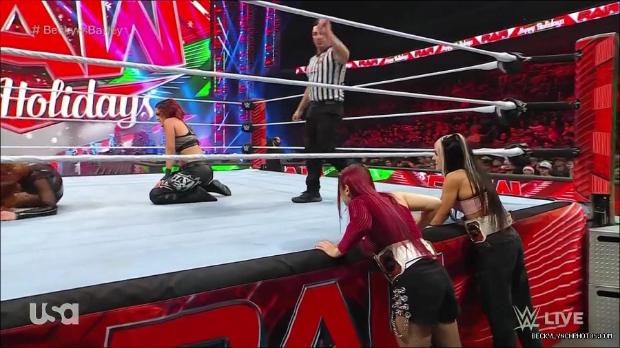 WWE_Monday_Night_Raw_2022_12_19_720p_HDTV_x264-NWCHD_mp4_006038337.jpg