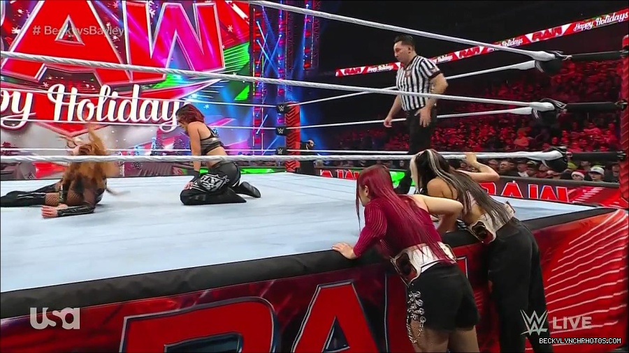 WWE_Monday_Night_Raw_2022_12_19_720p_HDTV_x264-NWCHD_mp4_006039138.jpg