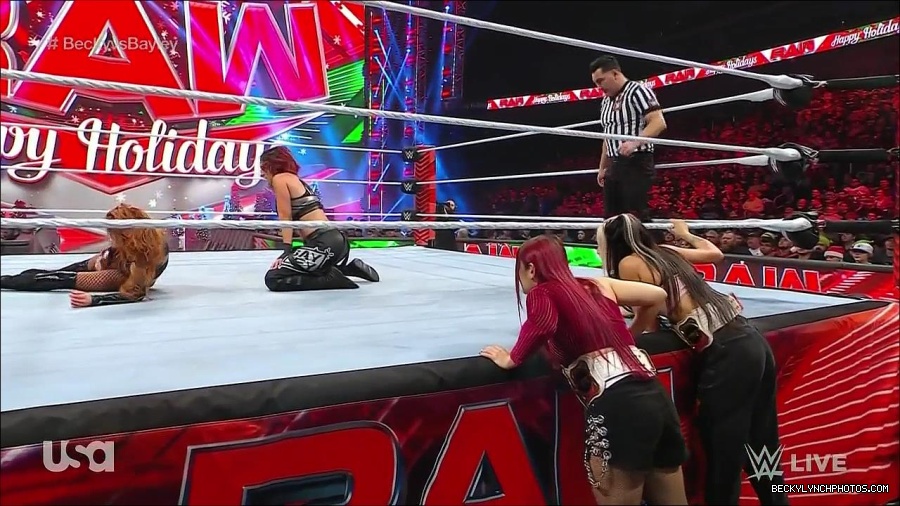 WWE_Monday_Night_Raw_2022_12_19_720p_HDTV_x264-NWCHD_mp4_006039538.jpg