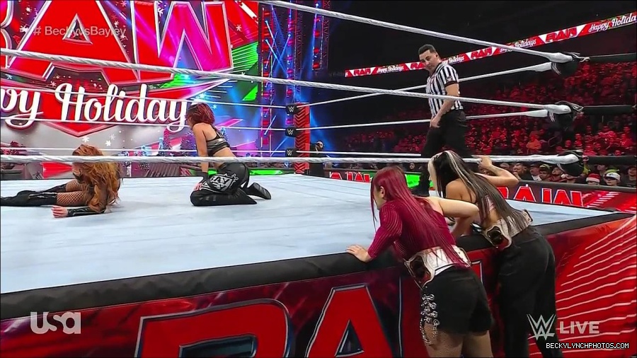 WWE_Monday_Night_Raw_2022_12_19_720p_HDTV_x264-NWCHD_mp4_006039938.jpg