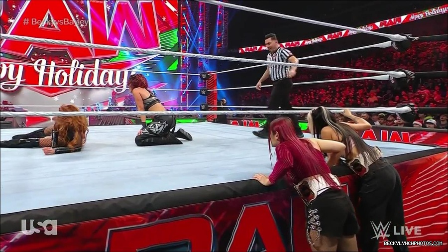WWE_Monday_Night_Raw_2022_12_19_720p_HDTV_x264-NWCHD_mp4_006040739.jpg