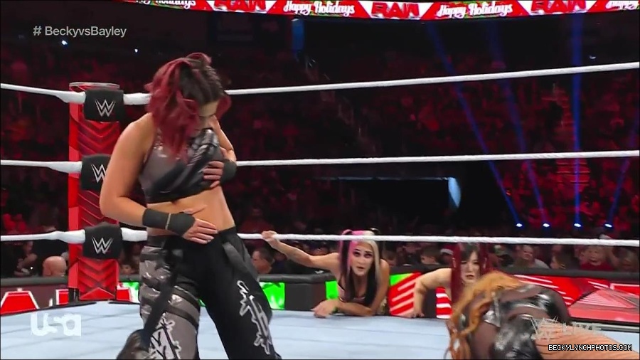WWE_Monday_Night_Raw_2022_12_19_720p_HDTV_x264-NWCHD_mp4_006042341.jpg