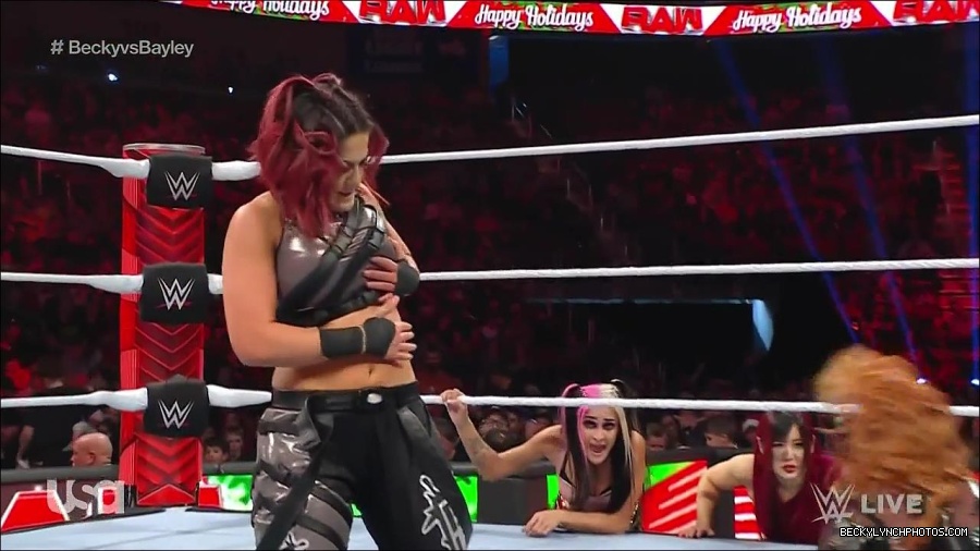 WWE_Monday_Night_Raw_2022_12_19_720p_HDTV_x264-NWCHD_mp4_006042741.jpg