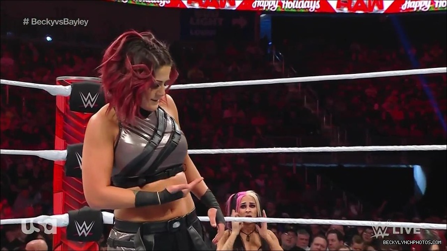 WWE_Monday_Night_Raw_2022_12_19_720p_HDTV_x264-NWCHD_mp4_006043942.jpg