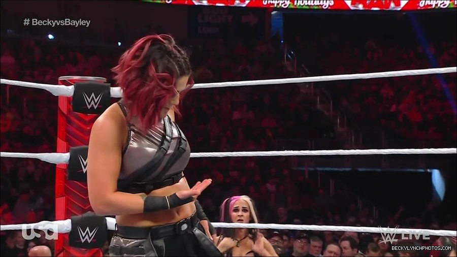 WWE_Monday_Night_Raw_2022_12_19_720p_HDTV_x264-NWCHD_mp4_006044343.jpg
